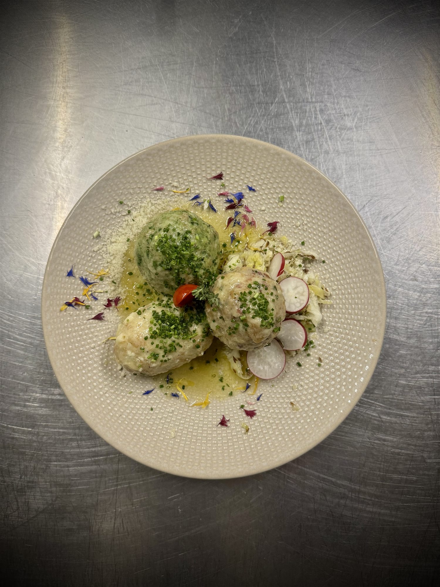 Drei Knödel auf Krautsalat