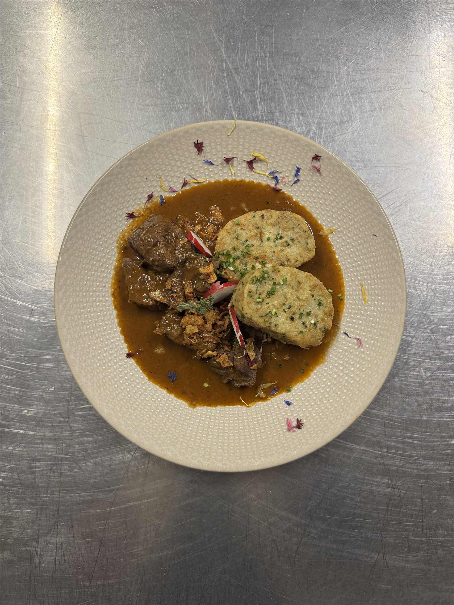 Gulasch mit Serviettenknödel
