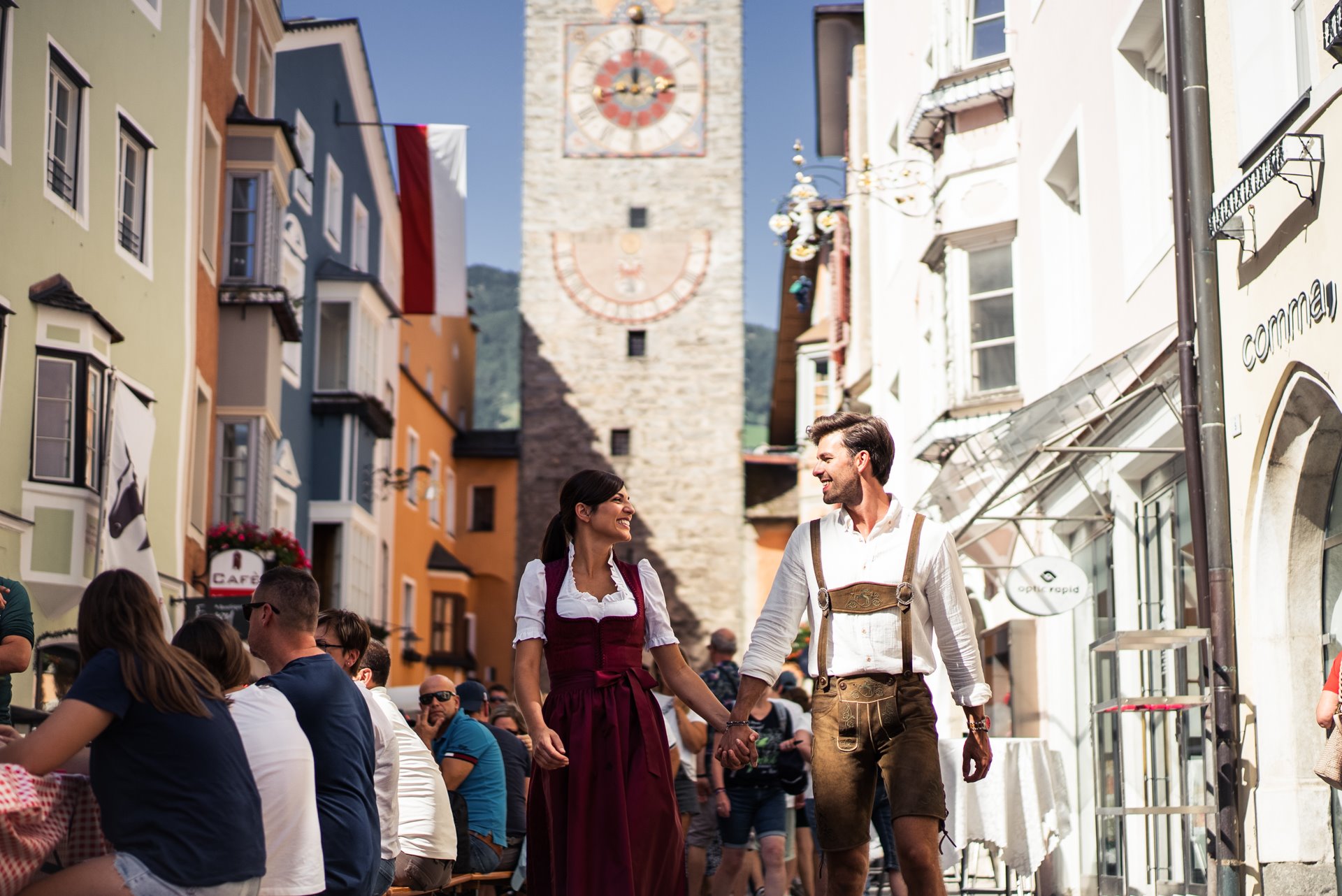 Paar in Tracht zwischen den Tischen vor dem Zwölferturm