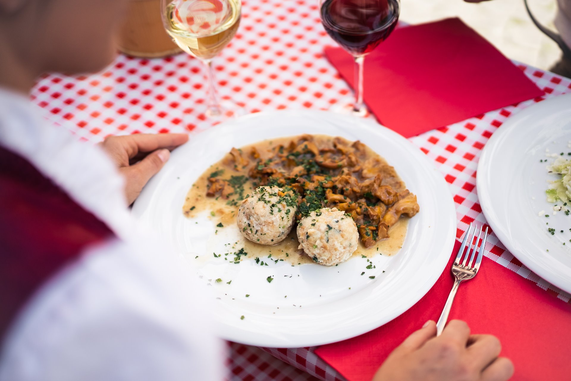 Knödel auf einem Teller beim Knödelfest