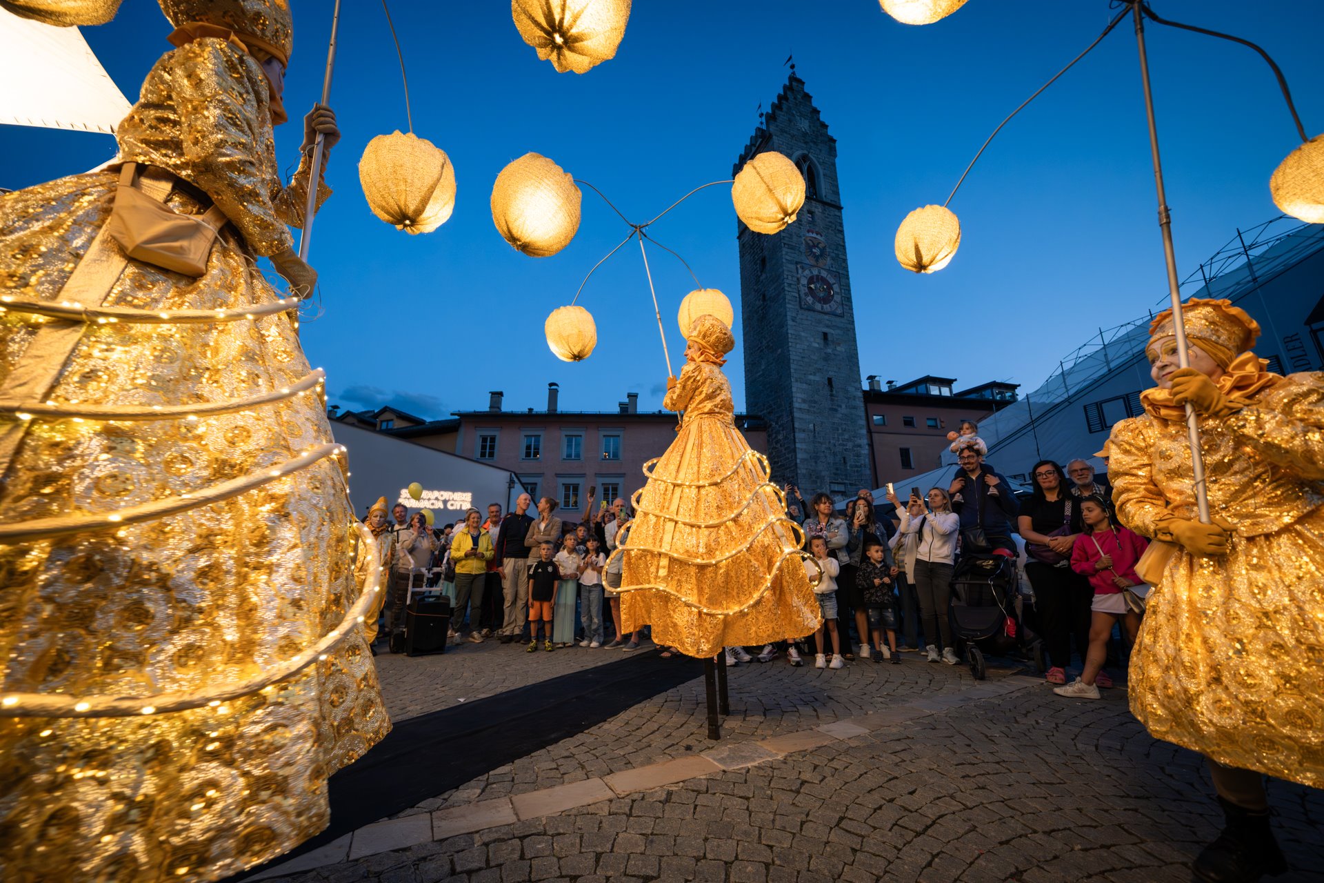 Leuchtfiguren und Laternen vor dem Zwölferturm