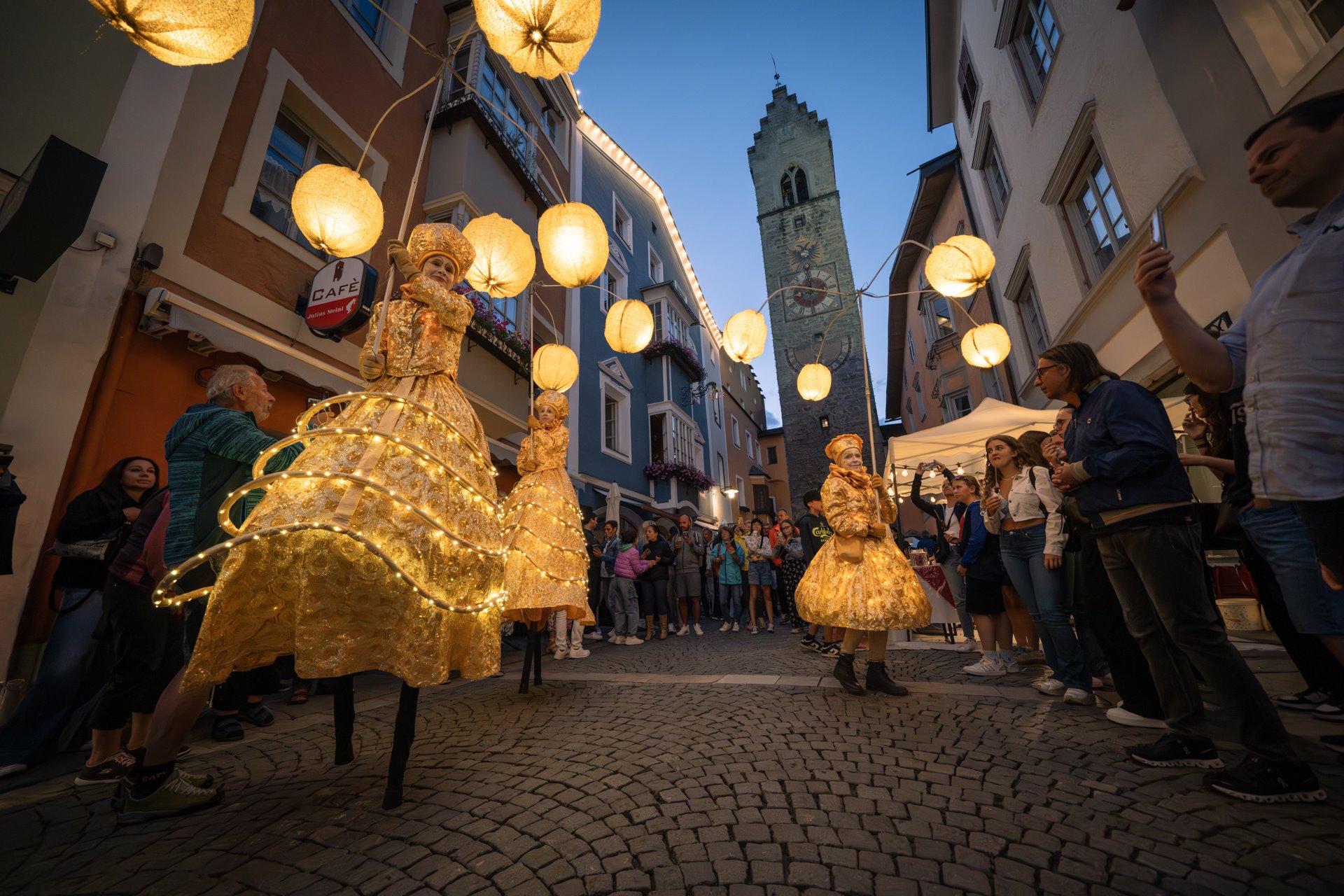 Leuchtende Stelzenfiguren ziehen bei der Laternenparty durch die Neustadt
