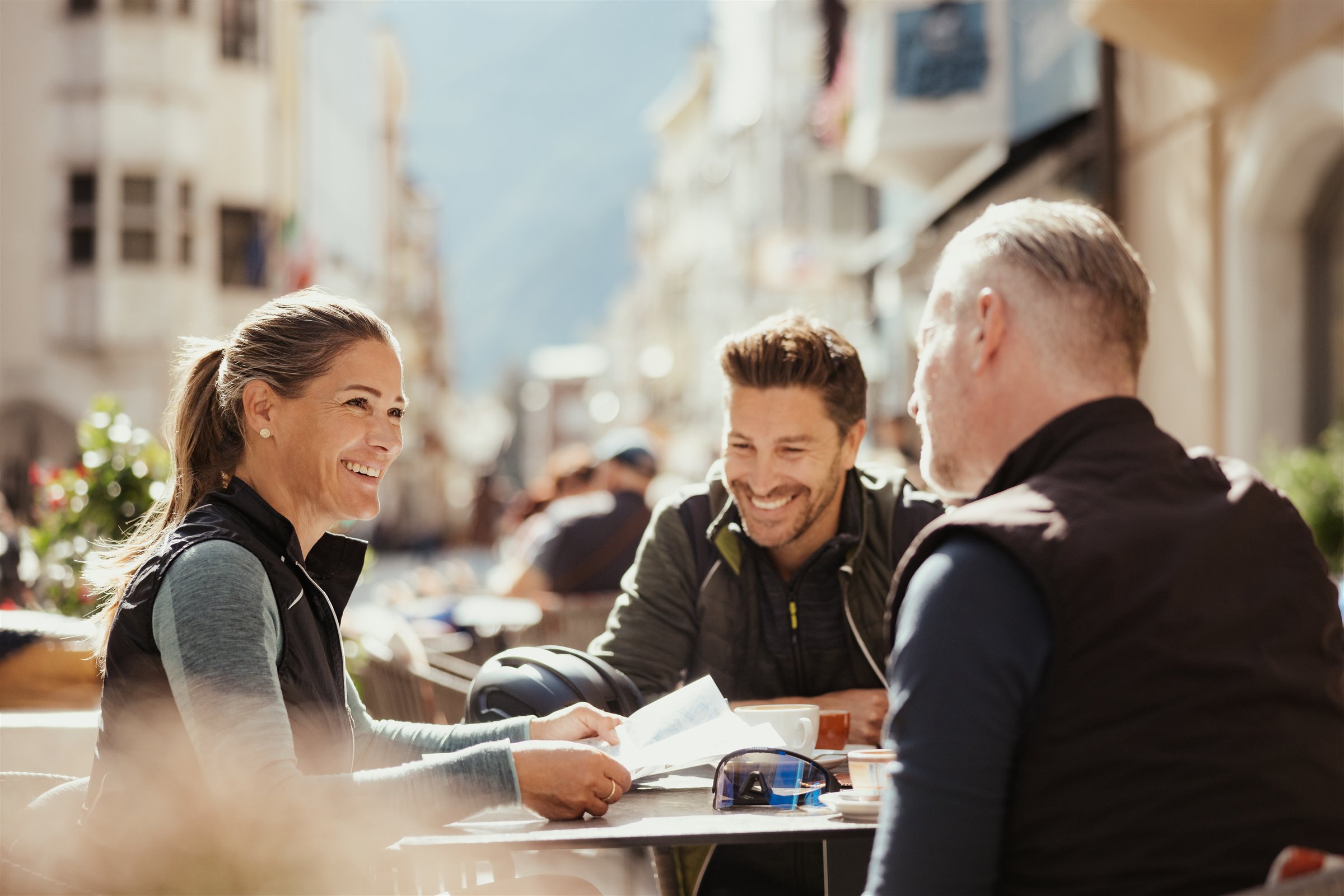 Radfahrer bei der Pause im Straßencafé