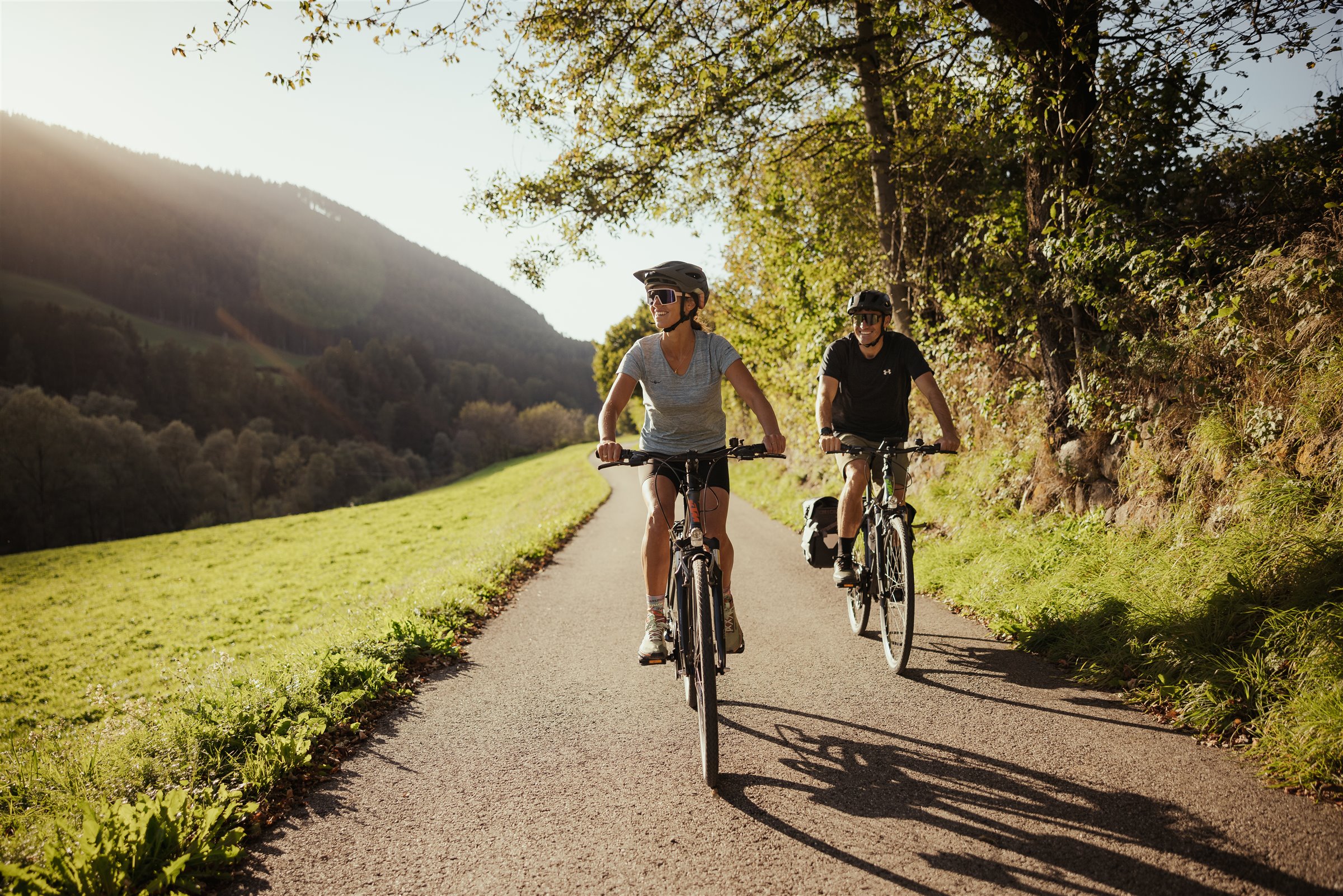 Zwei Radfahrer auf dem Radweg im Abendlicht