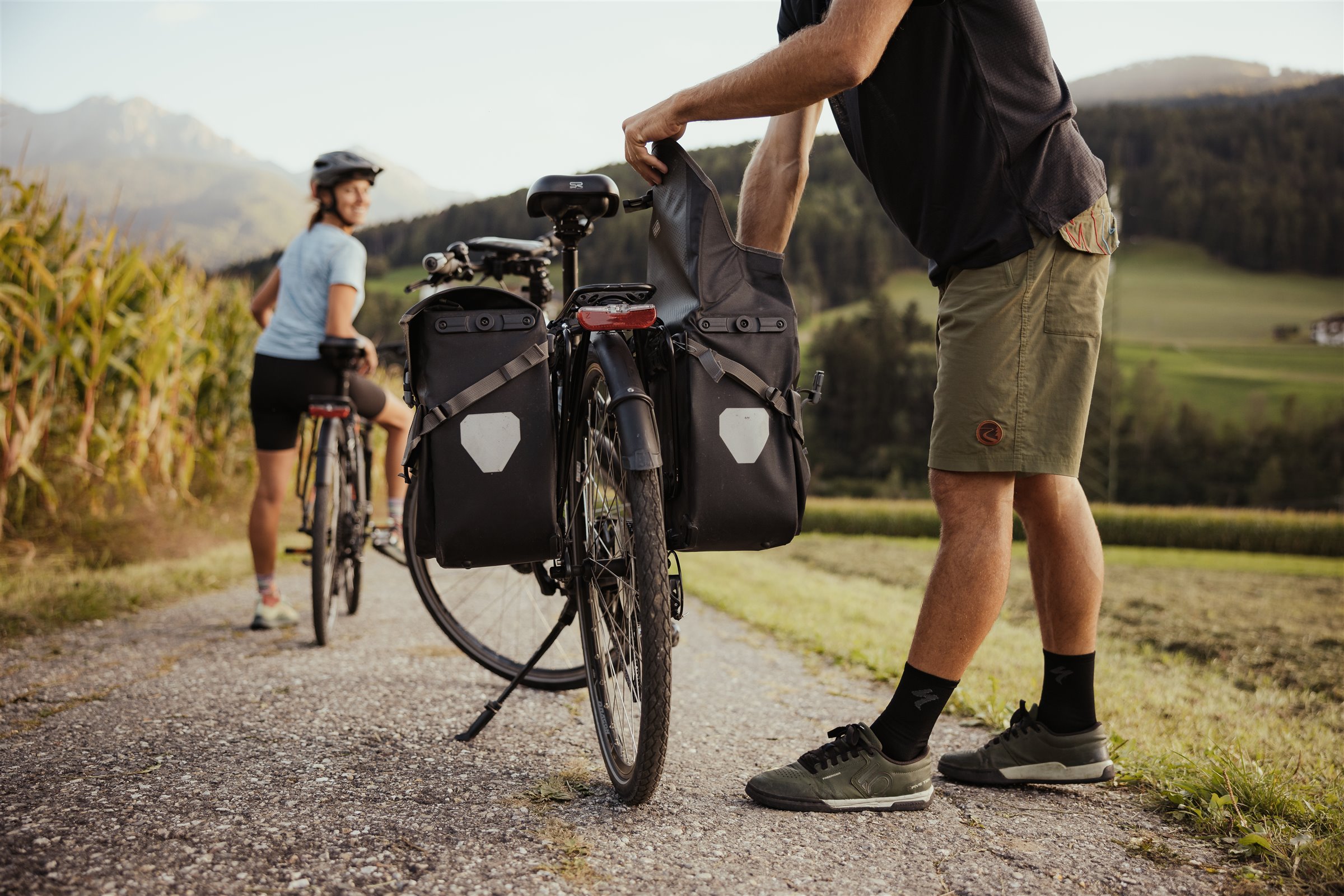 Tourenrad mit Packtaschen am Radweg