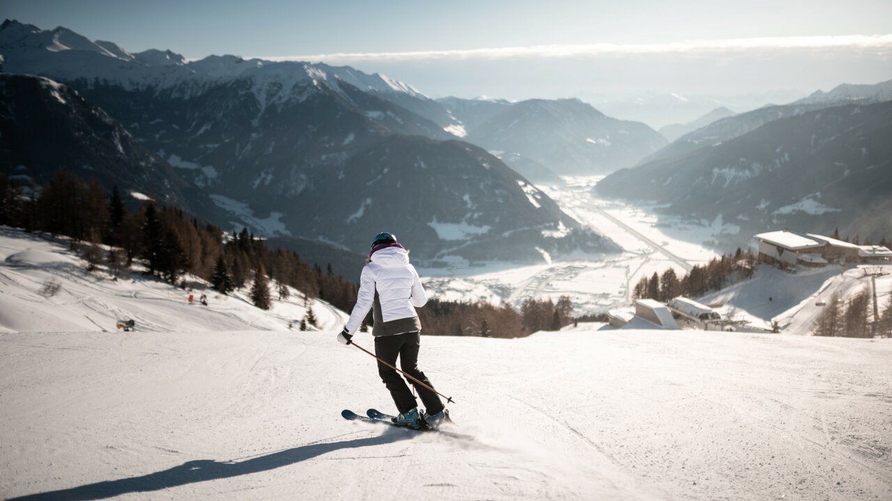 Skifahrerin auf der Piste am Rosskopf