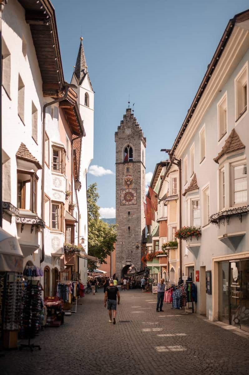 Gasse in Sterzing mit Blick auf den Zwölferturm