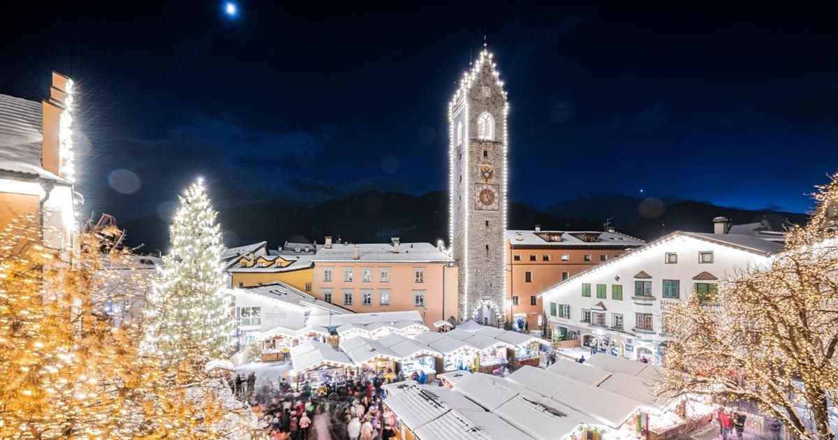 Weihnachtsmarkt Sterzing mit Zwölferturm bei Nacht