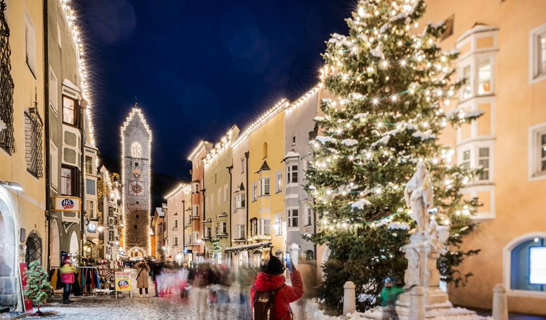 Beleuchtete Neustadt von Sterzing im Advent