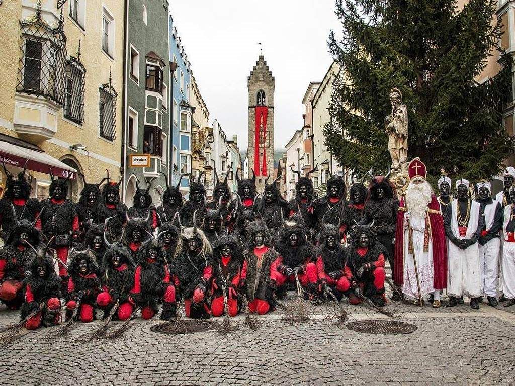 Krampusse und Nikolaus beim Tuifltog in Sterzing