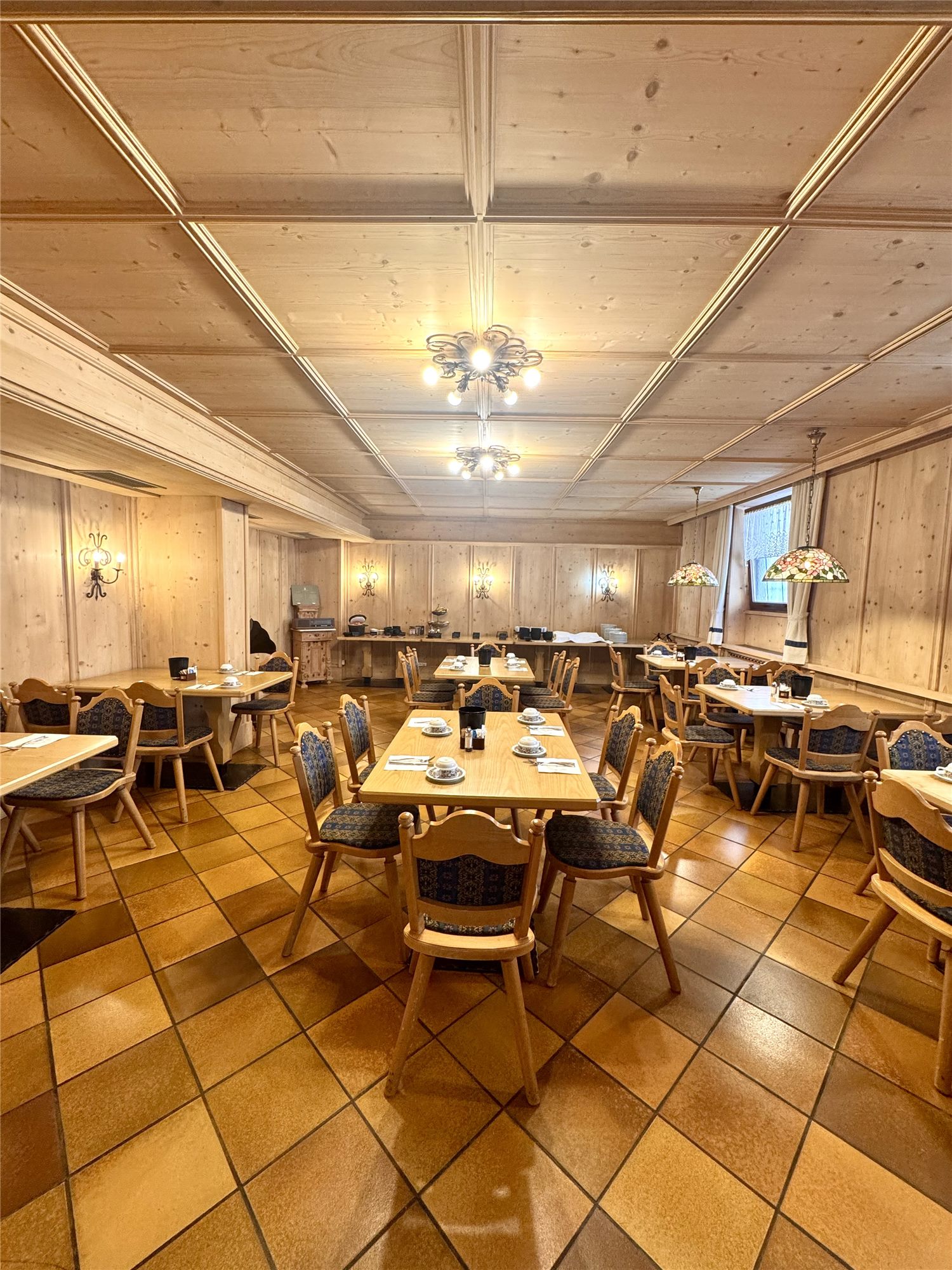 Frühstücksraum mit Holzdecke