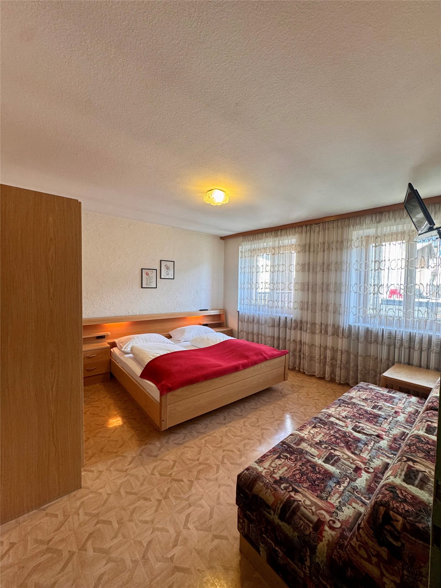 Dreibettzimmer mit Sofa